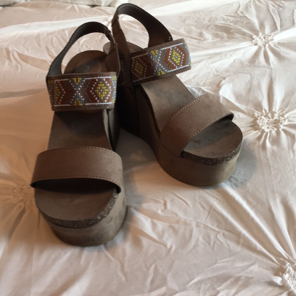 NWOT platform sandals size 8